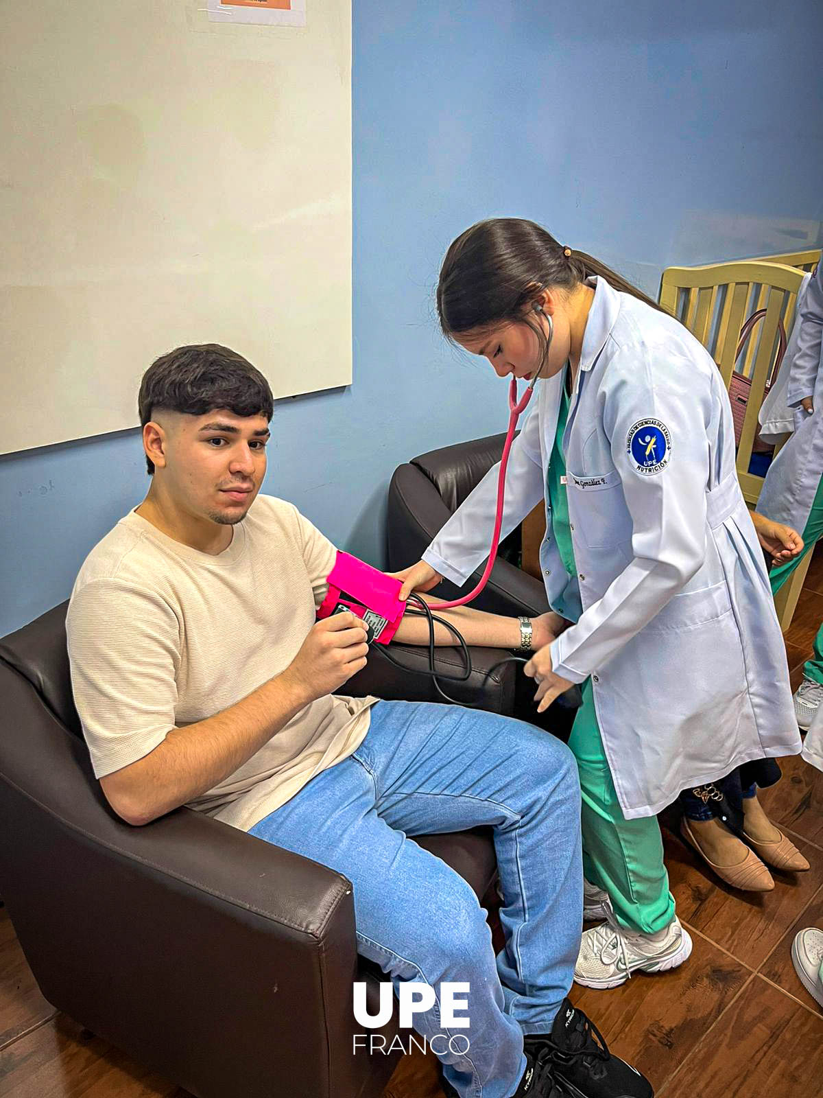 Estudiantes realizan prácticas en signos vitales y registro clínico: Facultad de Ciencias de la Salud
